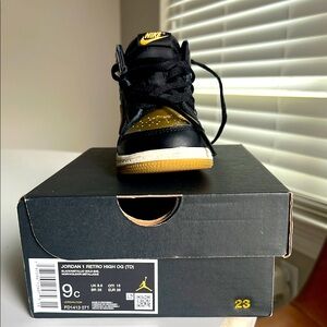 Nike Jordan 1 Retro High OG Kids Shoes - Black and Gold